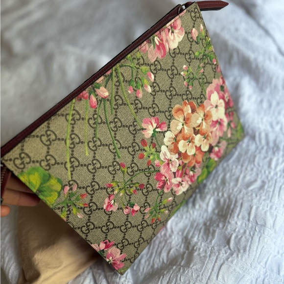 Gucci supreme monogram blooms cosmetic case 💗💗💗 - Picture 12 of 12